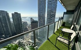 Luxury Downtown Toronto 2 Bedroom Suite With City And Lake Views And Free Parking