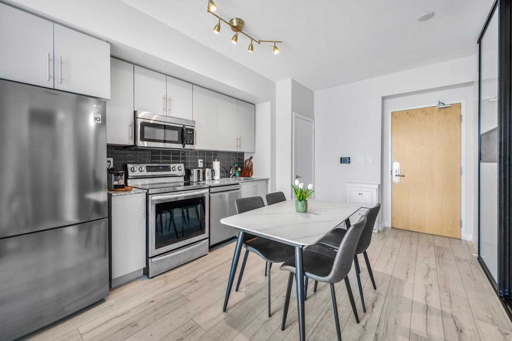 Luxury Downtown Toronto 2 Bedroom Suite With City And Lake Views And Free Parking Exterior photo
