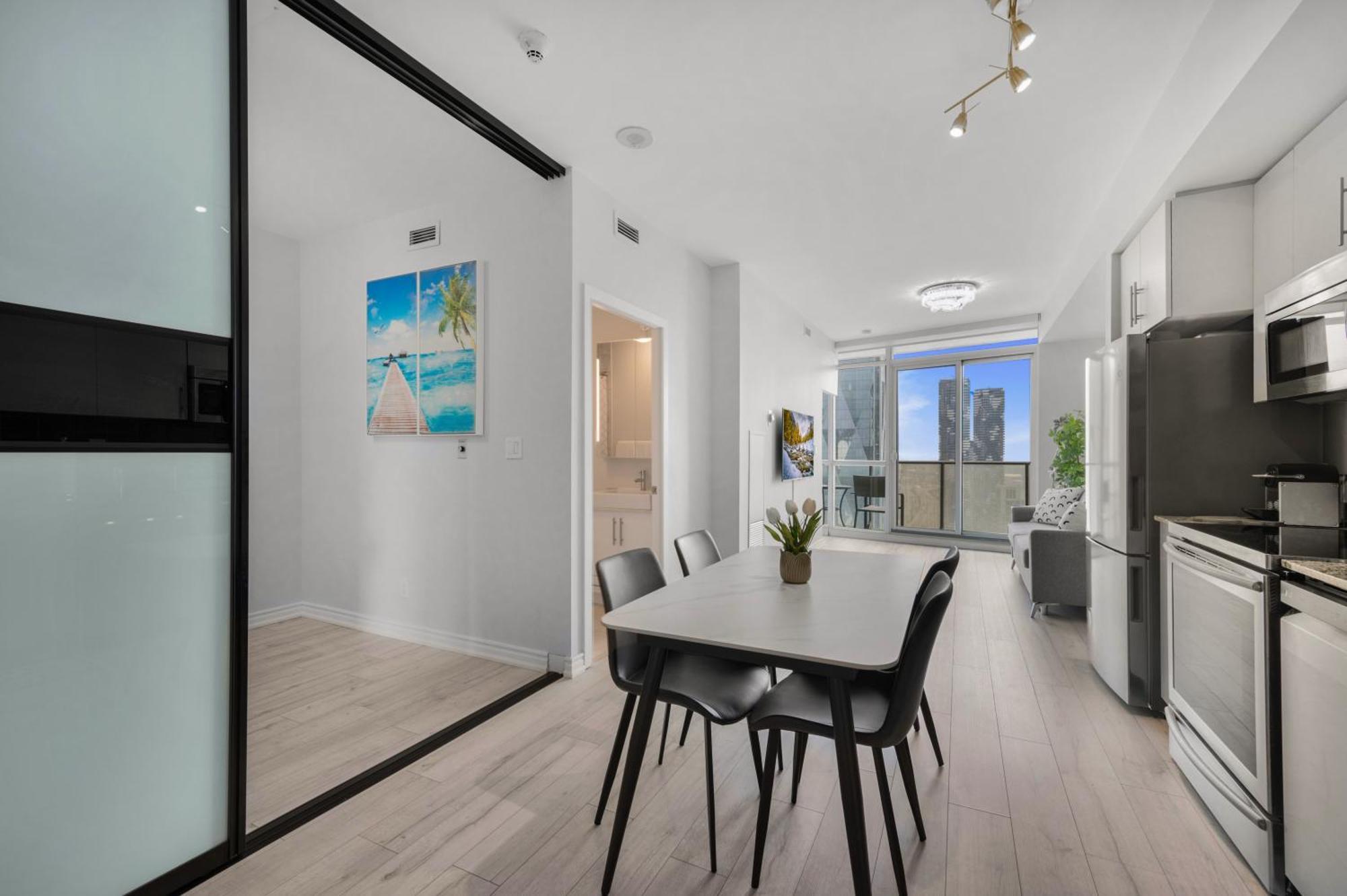 Luxury Downtown Toronto 2 Bedroom Suite With City And Lake Views And Free Parking Exterior photo