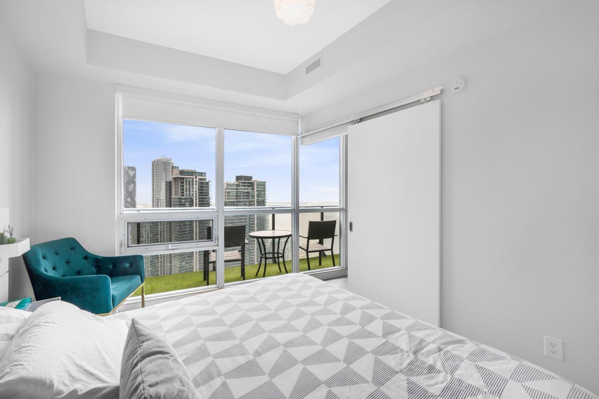 Luxury Downtown Toronto 2 Bedroom Suite With City And Lake Views And Free Parking Exterior photo